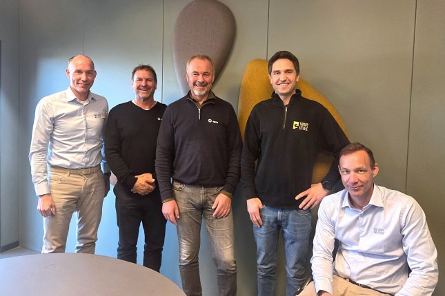 AVTALEPARTNERE: Fra venstre Lars Sørby, gründer og eier, Svein Erik Bjerkrheim, avdelingsleder, og Petter A. Vistnes, administrerende direktør i Agaia, sammen med daglig leder Martin Authen og Erik Sørby, gründer og eier i Sørby Utleie.